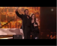 Lionel Richie und Stefanie Heinzmann gemeinsam auf der Bühne (Foto: ARD Screenshot)