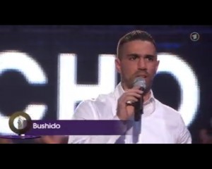 Echo 2009: Bushido übergibt den Award "Beste Künstlerin Pop Rock national" (Foto: ARD Screenshot)