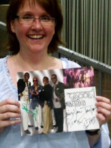 Hat die Autogramme aller Kool & The Gang-Mitglieder: rap2soul.de-Gewinnerin Rebecca Döllgast nach dem meet & greet (foto: rap2soul)