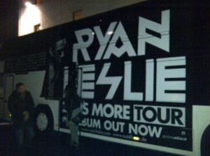 Beliebte Fotowand nach der Ryan Leslie Show: so viel Aufhebens macht nicht jeder Amerikaner auf Tour. (Foto: rap2soul)