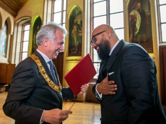 Moses Pelham erhält Goetheplakette von OB Peter Feldmann (Foto: FFM)